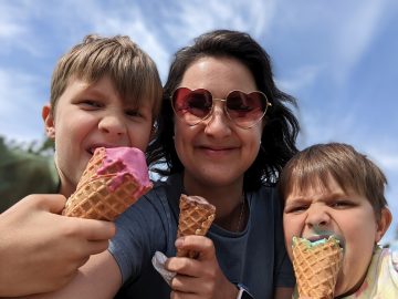 Lindsay eating ice cream with her kids